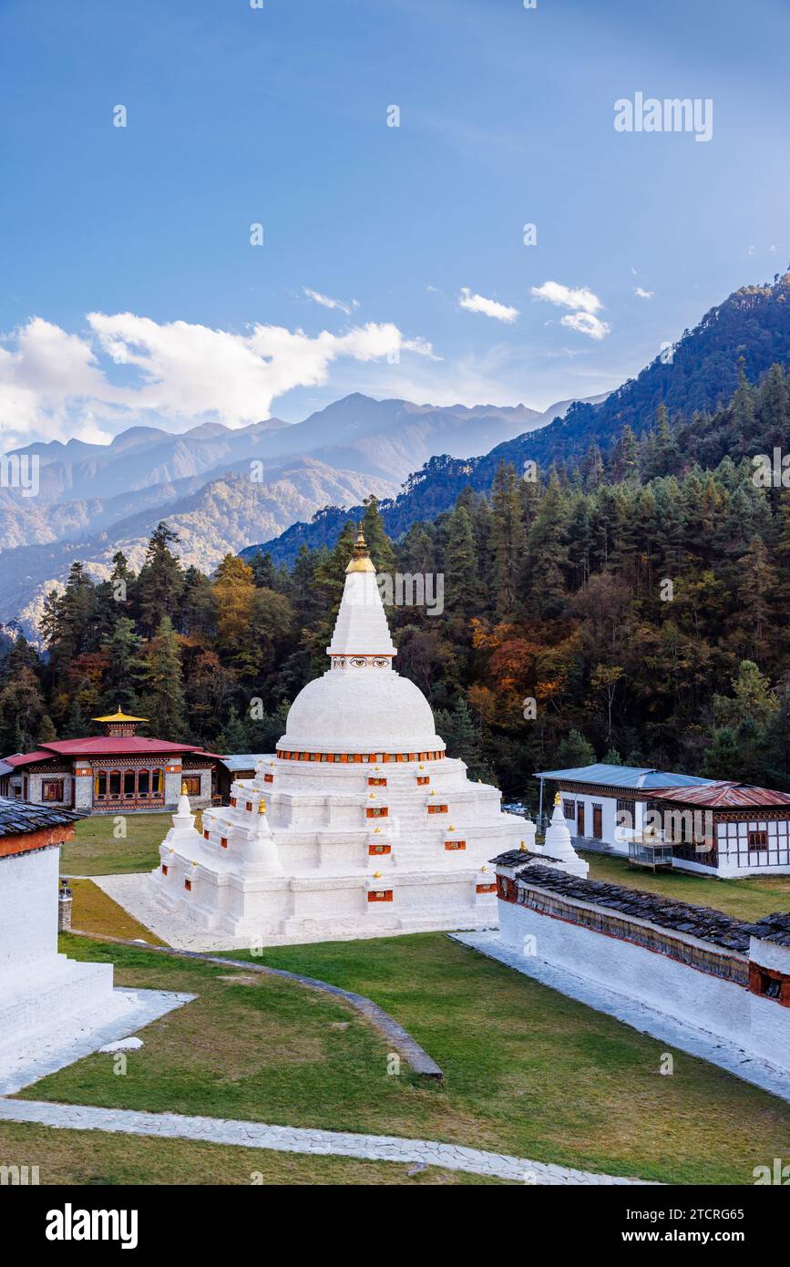 Eine buddhistische Stupa (Chorten) im nepalesischen Stil, die in den 1700er Jahren am Bumthang-Ura Highway, Chendebi, Trongsa, Bhutan erbaut wurde Stockfoto