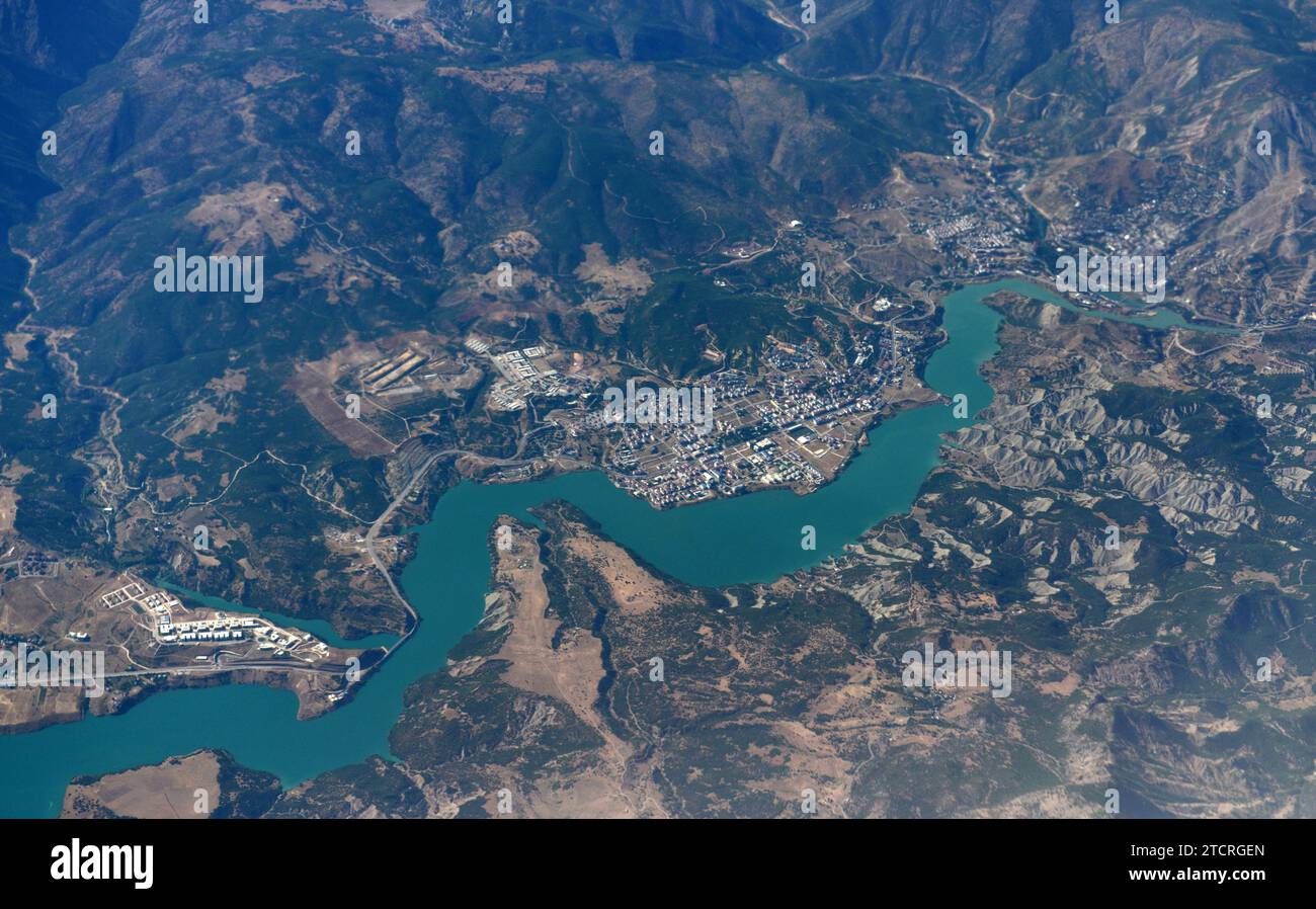 Aus der Vogelperspektive auf die großen Seen in der Provinz Elazig in Türkiye. Stockfoto