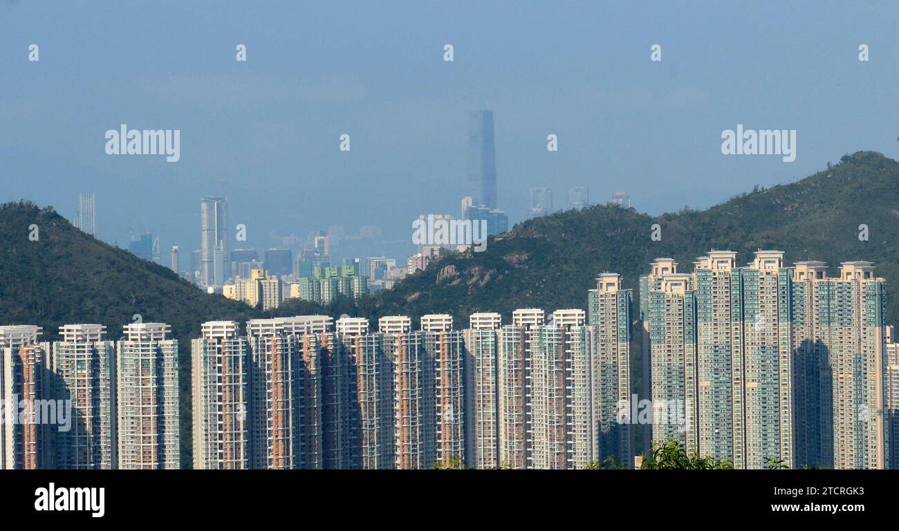 Ein weiter Blick auf Kowloon und den ICC-Turm mit Tseung Kwan O im Vordergrund in Hongkong. Stockfoto