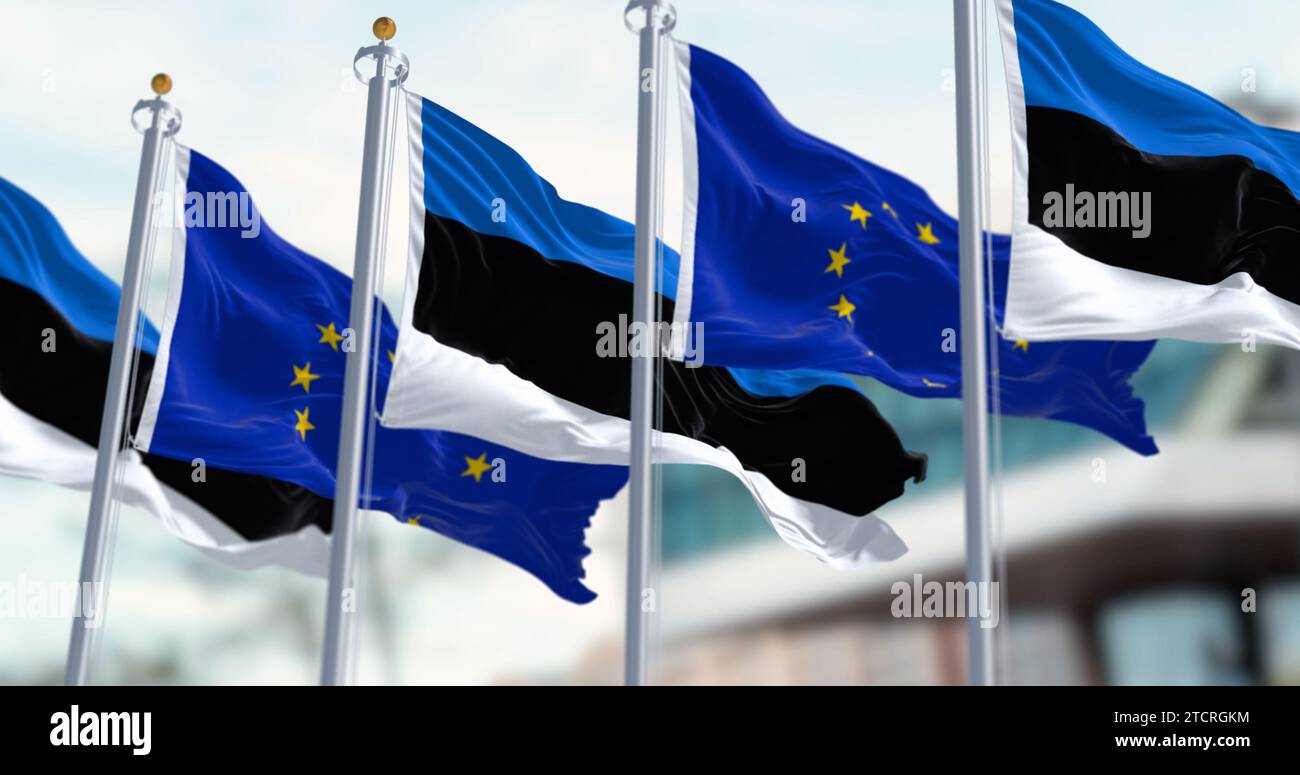 Die Flaggen Estlands und der Europäischen Union winken an einem klaren Tag zusammen. Estland wurde am 1. Mai 2004 Mitglied der Europäischen Union. Realistisch 3D Stockfoto