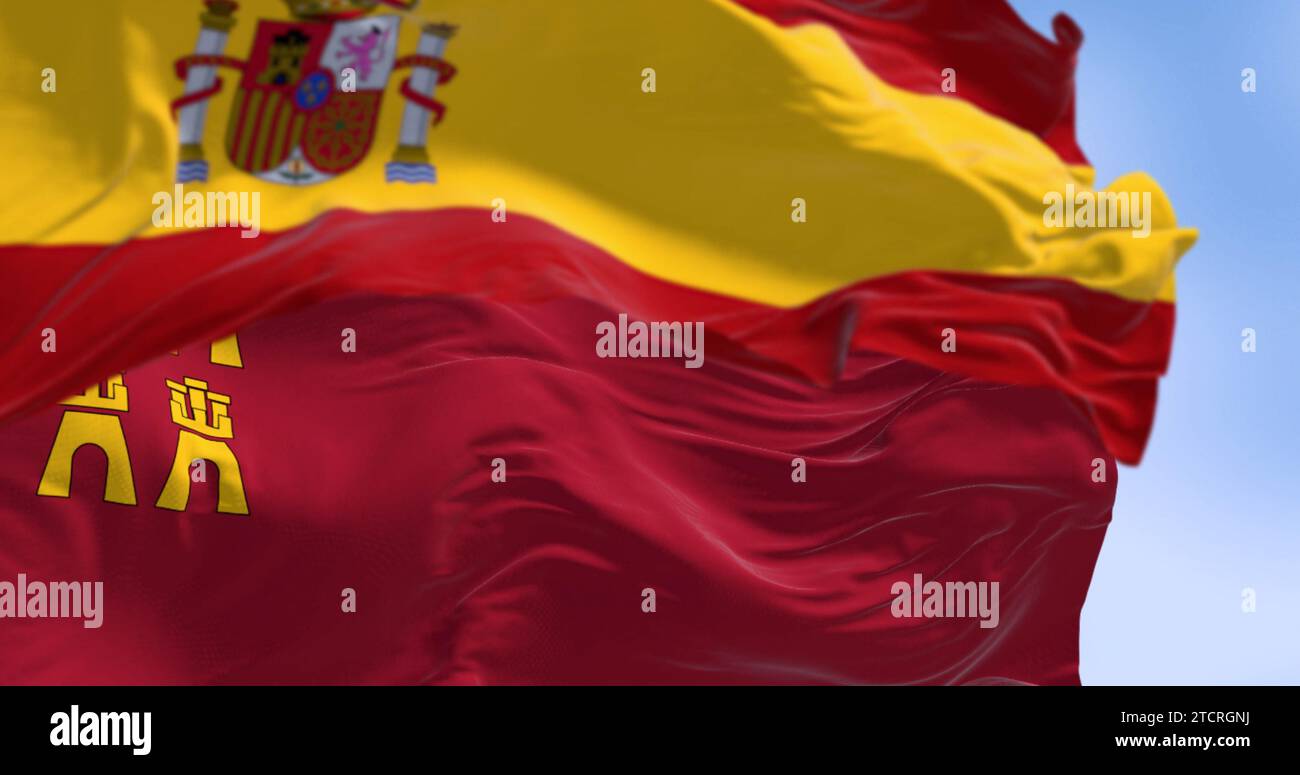 Nahaufnahme der Murcia-Flagge, die mit der spanischen Nationalflagge winkt. Autonome Gemeinschaft Spaniens. 3D-Darstellung. Selektiver Fokus. Nahaufnahme. Flutterin Stockfoto