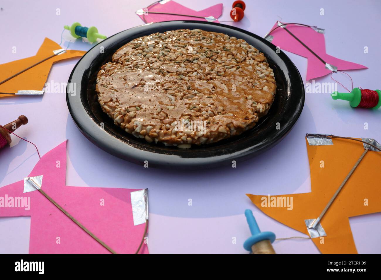 Gajak, ein süßes Stück, das auf dem traditionellen indischen Festival von Makar sankranti, Utarayan, hergestellt wird Stockfoto