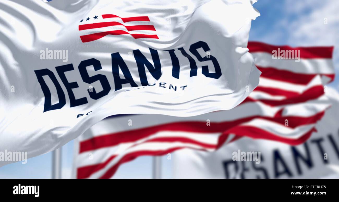 Tallahassee, USA, November 30 2023: Ron DeSantis 2024 republikanische Präsidentschaftswahlen, die mit nationaler US-Flagge schwenken. Illustrativer Leitartikel Stockfoto