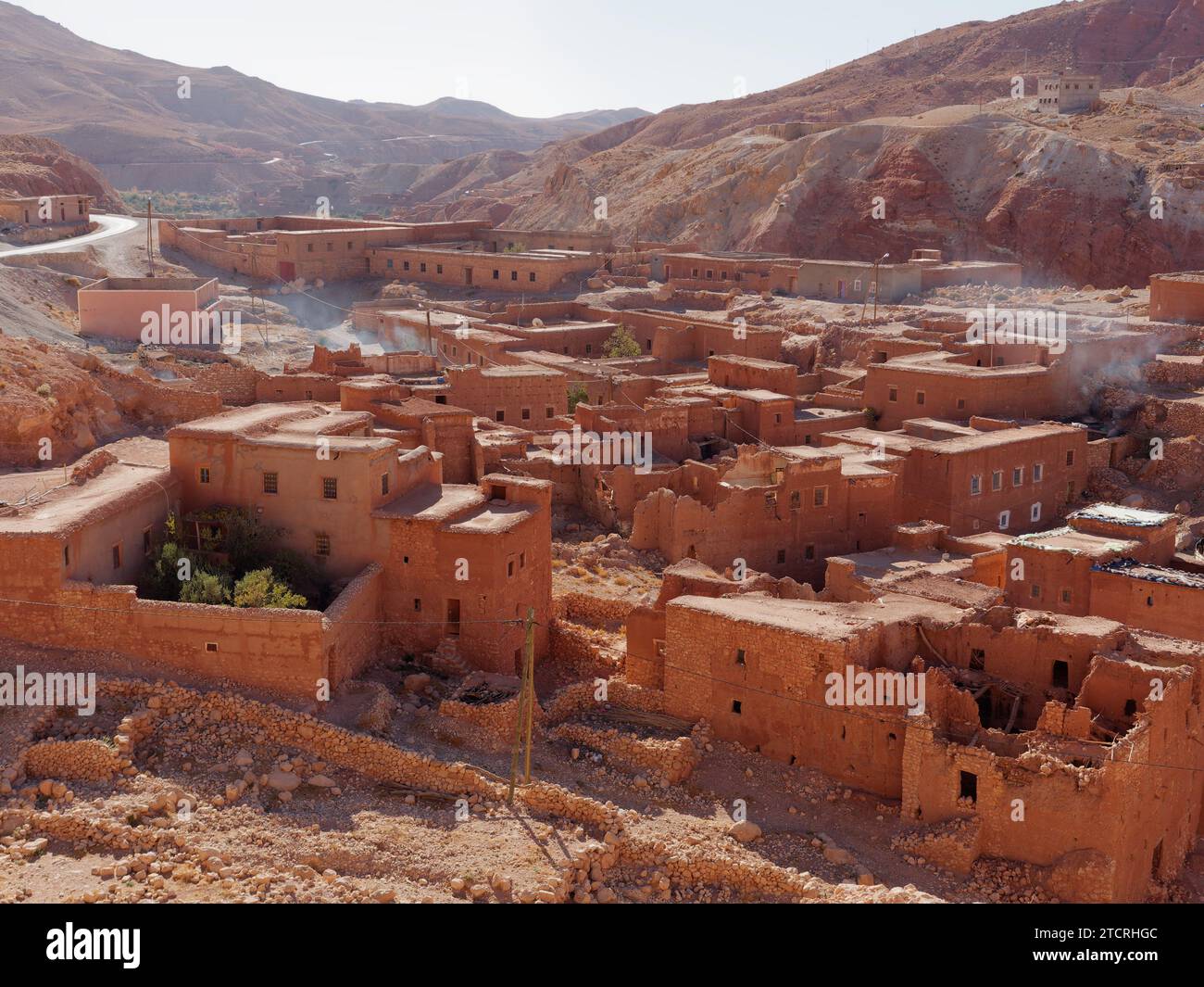 Traditionelles irdenes Dorf in trockenem, staubigem Umfeld im Atlasgebirge östlich von Marrakesch, Marokko, 13. Dezember 2023 Stockfoto