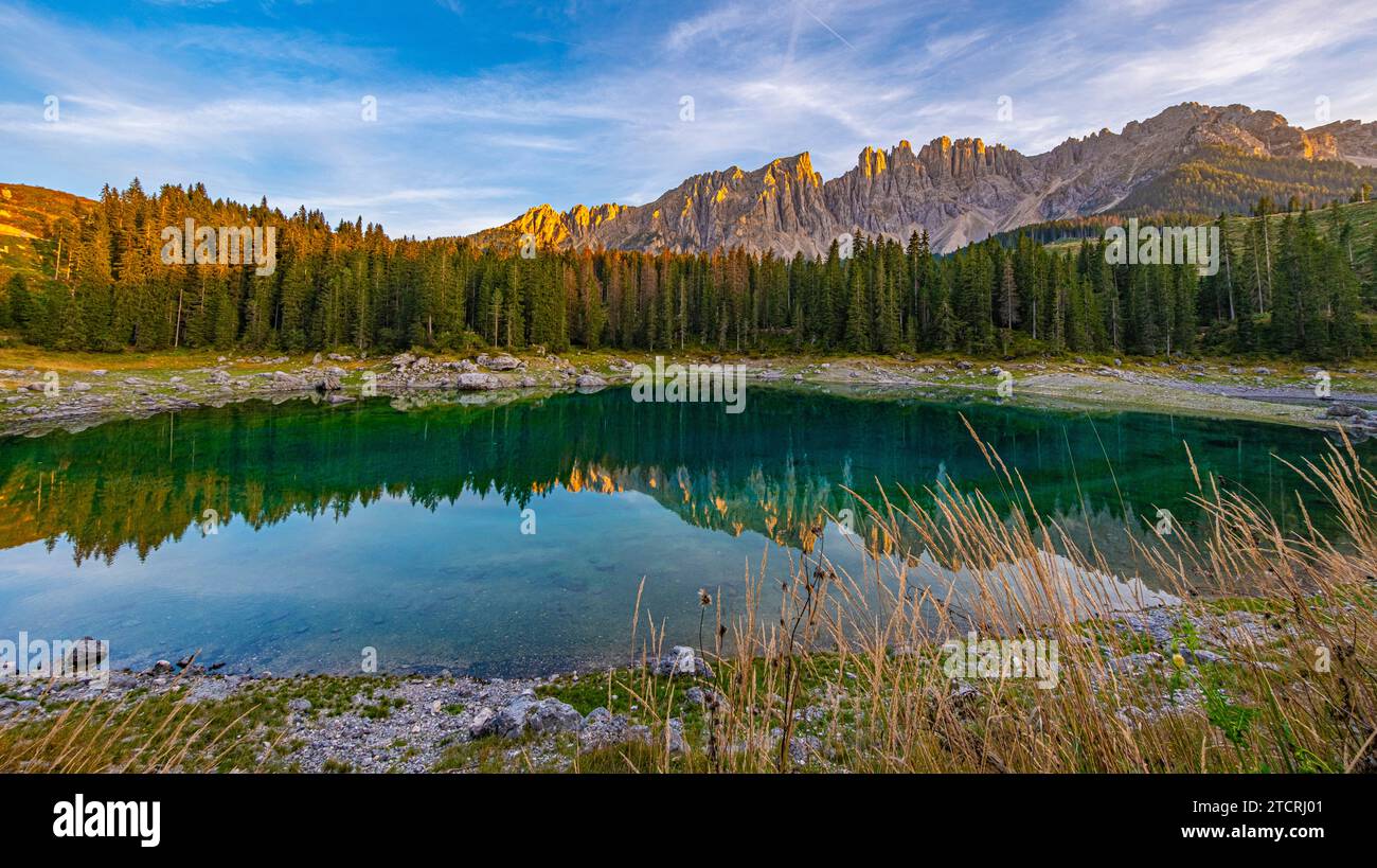 Lago di Carezza, smaragdgrüne Gewässer, bezaubernde Fichtenwälder, Aussicht auf die Berge von Latemar. Ein Juwel aus Südtirol und den Dolomiten, das in jedem Rahmen fesselnd ist Stockfoto