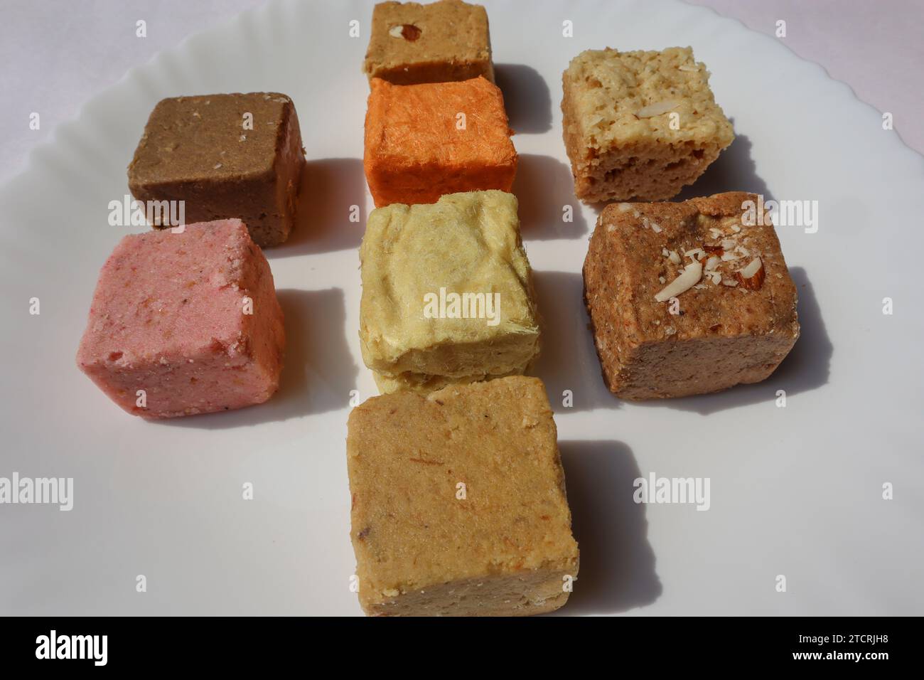 Indische Süßigkeiten für Festivals. Soan Papdi, Rose sohan Papdi, Burfi, Mohanthal, kopra pak Stockfoto