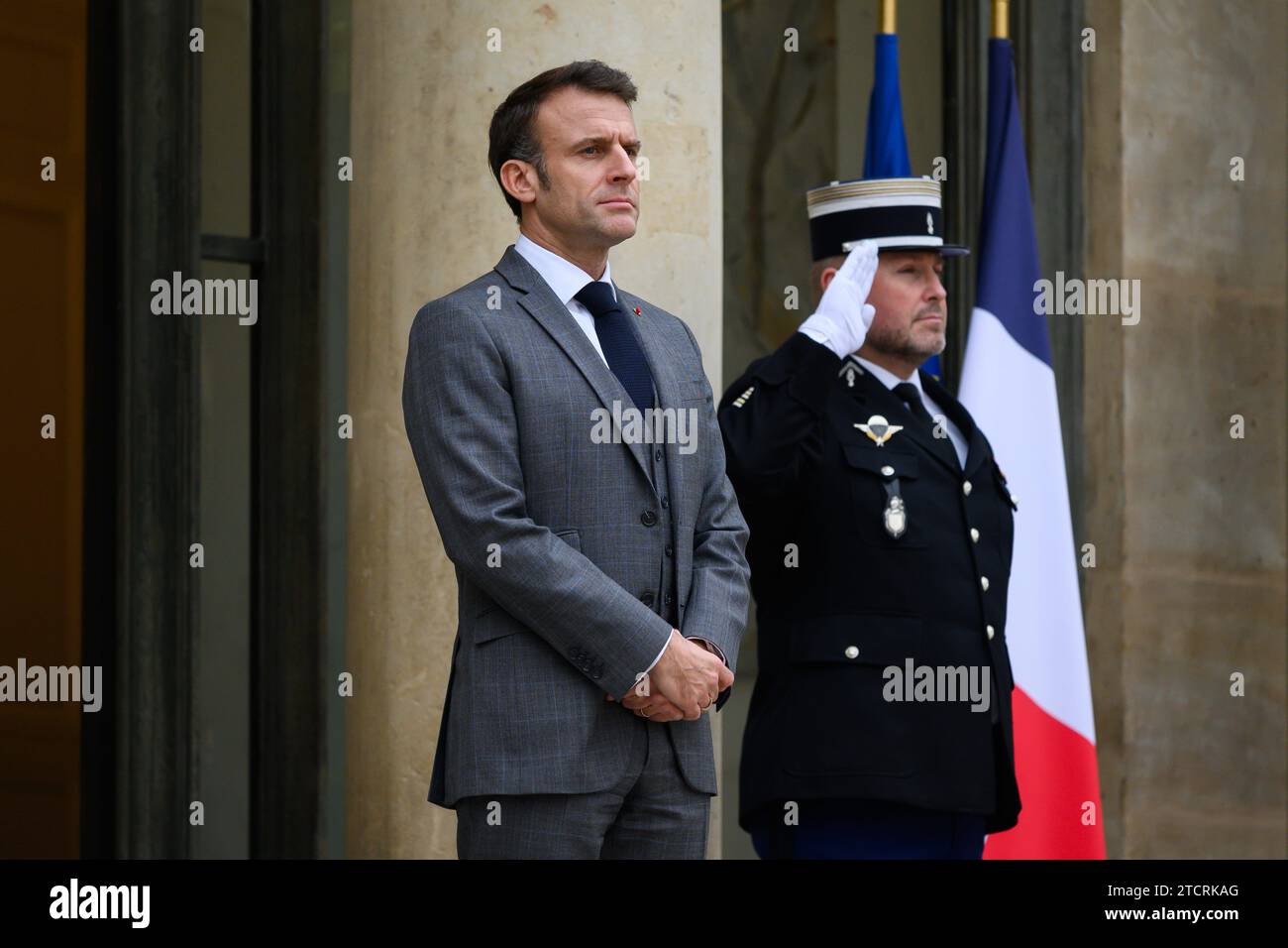 Paris, Frankreich. Dezember 2023. © Julien Mattia/Le Pictorium/MAXPPP - Paris 13/12/2023 Le President de la republique, Emmanuel Macron sur le perron du Palais de l'Elysee, 13. Dezember 2023. Quelle: MAXPPP/Alamy Live News Stockfoto