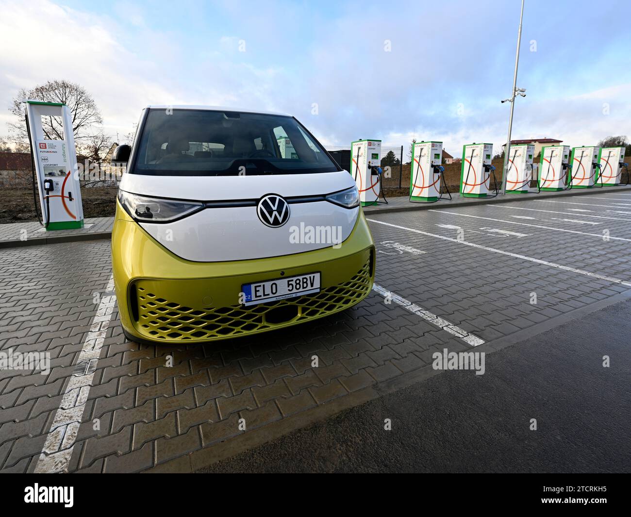 Start des nachhaltigen Logport Prague West mit ultraschnellen öffentlichen CEZ-Ladestationen für Elektrofahrzeuge mit Split-Technologie von ABB in Jino Stockfoto