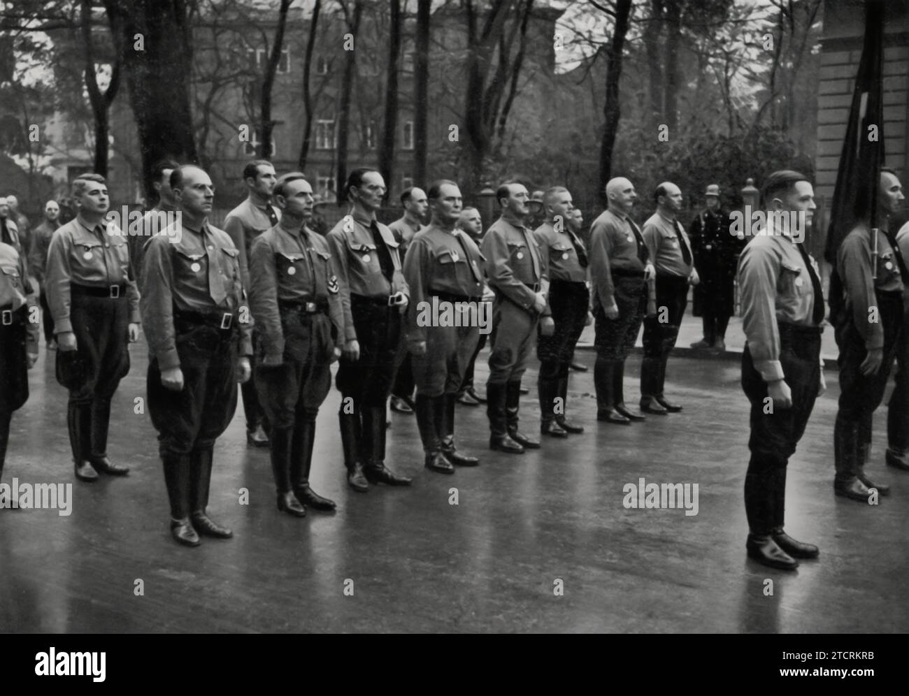 Am 9. November 1935 wird Adolf Hitler, begleitet von einigen der höchsten Offiziere der NSDAP, darunter Persönlichkeiten wie Hermann Göring und Erich Raeder, vor dem Braunen Haus in München mit den „Alten Kämpfern“ der Partei gesehen. Dieses Treffen im Parteihauptsitz zum Jahrestag der Bierhalle Putsch 1923 unterstreicht die Bedeutung der Loyalität und des Erinnerns an die frühen Kämpfe der Partei und unterstreicht die Anwesenheit der wichtigsten Führer, die das Nazi-Regime geformt haben. Stockfoto