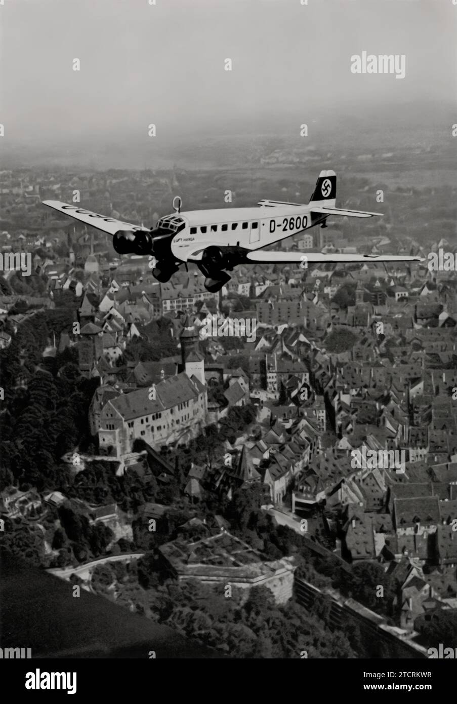 Adolf Hitler wird bei Ankunft in Nürnberg am D-2600 für den Reichsparteitag 1934 gefangen genommen. Dieses Foto dokumentiert einen wichtigen Moment und zeigt die Verwendung des D-2600 als Symbol für technologischen Fortschritt und Leistung. Der Reichsparteitag war ein wichtiges Ereignis der NSDAP und diente als Plattform, um ihre Ideologie und Einheit zu demonstrieren. Hitlers Ankunft mit dem Flugzeug unterstreicht die Betonung des Regimes auf Größe und Spektakel, und insbesondere die Kundgebung von 1934 war entscheidend für die Verstärkung der Nazi-Propaganda und die Festigung Hitlers Image als Führer. Stockfoto