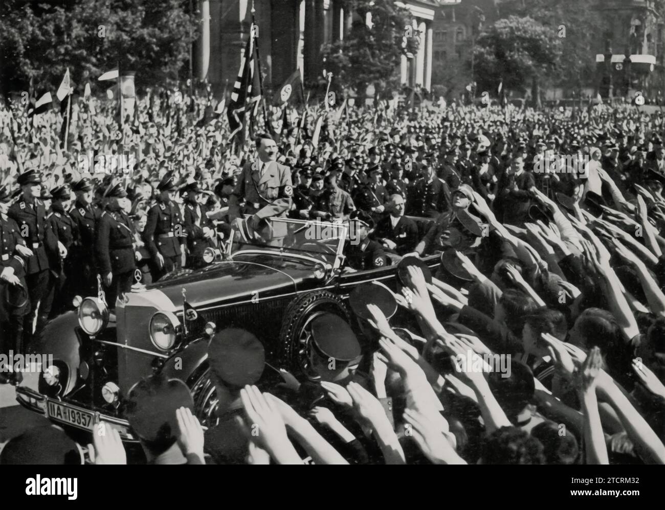 Am Tag der Nationalen Arbeit 1934, nach einer bedeutenden Rede vor den Jugendlichen bei einer Kundgebung im Berliner Lustgarten am 1. Mai, wird Adolf Hitler beim Verlassen der Veranstaltung gesehen. Dieser Anlass war Teil der Feierlichkeiten und Begebenheiten zum Tag der Nationalen Arbeit, einem Tag, an dem das Nazi-Regime seine ideale auf Arbeit und nationale Gemeinschaft propagierte. Hitlers Ansprache an die Jugend, ein wichtiges Zielpublikum für Nazi-Propaganda, war bedeutend, um die Werte und Ideologien des Regimes zu verankern. Stockfoto