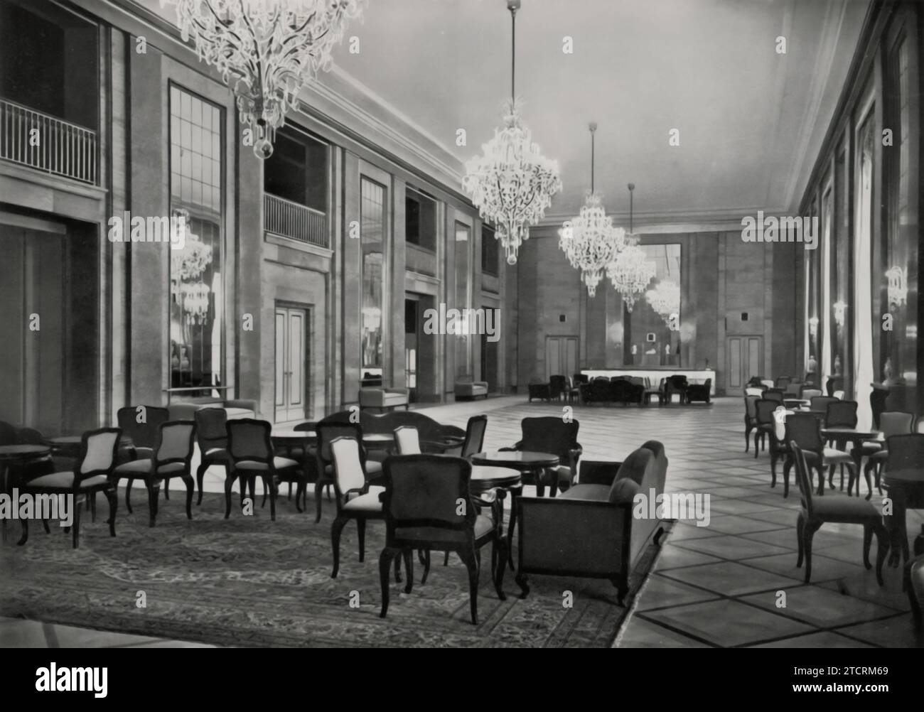 Die Neugestaltung des von Adolf Hitler geprägten Foyers des Deutschen Opernhauses in Charlottenburg veranschaulicht die Auswirkungen der NS-Führung auf kulturelle Schauplätze. Hitlers Rolle bei der Transformation unterstreicht sein Bestreben, kulturelle Räume mit den künstlerischen Idealen der Partei zu verbinden. Dieses Opernhaus, das für die Berliner Kulturlandschaft bedeutsam ist, wurde umgestaltet, um die Größe und klassische Ästhetik der NS-Führung zu widerspiegeln, was das Foyer zu einem Symbol für diesen künstlerischen und ideologischen Wandel machte. Stockfoto Die Neugestaltung des von Adolf Hitler geprägten Foyers des Deutschen Opernhauses in Charlottenburg veranschaulicht die Auswirkungen der NS-Führung auf kulturelle Schauplätze. Hitlers Rolle bei der Transformation unterstreicht sein Bestreben, kulturelle Räume mit den künstlerischen Idealen der Partei zu verbinden. Dieses Opernhaus, das für die Berliner Kulturlandschaft bedeutsam ist, wurde umgestaltet, um die Größe und klassische Ästhetik der NS-Führung zu widerspiegeln, was das Foyer zu einem Symbol für diesen künstlerischen und ideologischen Wandel machte. Stockfoto