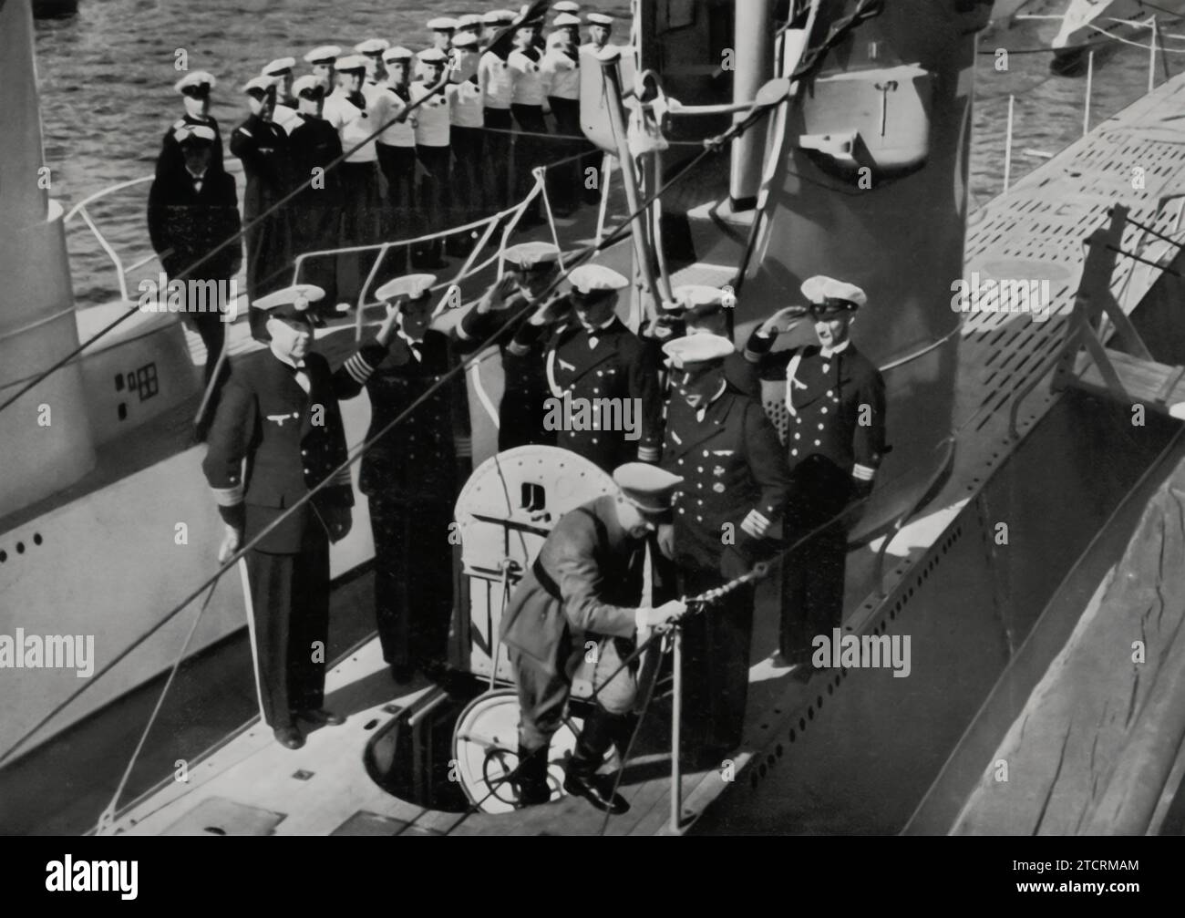 Im August 1935 inspiziert Adolf Hitler die ersten deutschen U-Boote in Kiel, was eine bedeutende Entwicklung der Fähigkeiten der Kriegsmarine darstellt. Diese Veranstaltung beleuchtet die strategische Expansion der deutschen Marine, wobei die Einführung von U-Booten eine entscheidende Rolle in der militärischen Strategie des Regimes spielt. Die Inspektion in Kiel, einem wichtigen Marinestützpunkt, unterstreicht die Bedeutung, die fortschrittlichen maritimen Technologien und Kriegstechniken in Nazi-Deutschland beigemessen wird. Stockfoto
