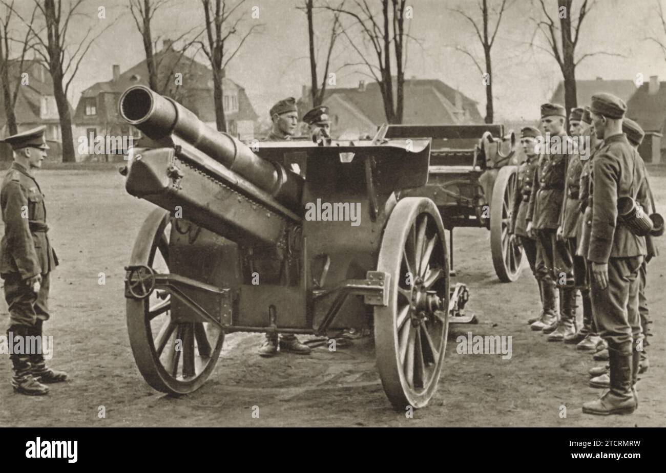 Deutsche Rekruten werden in einem wichtigen Moment ihrer militärischen Ausbildung gezeigt: Die erste Einführung in große Artilleriegeschütze. Diese erste Begegnung ist entscheidend, um sie mit der Größe, der Mechanik und dem Betrieb dieser mächtigen Waffen vertraut zu machen. Stockfoto