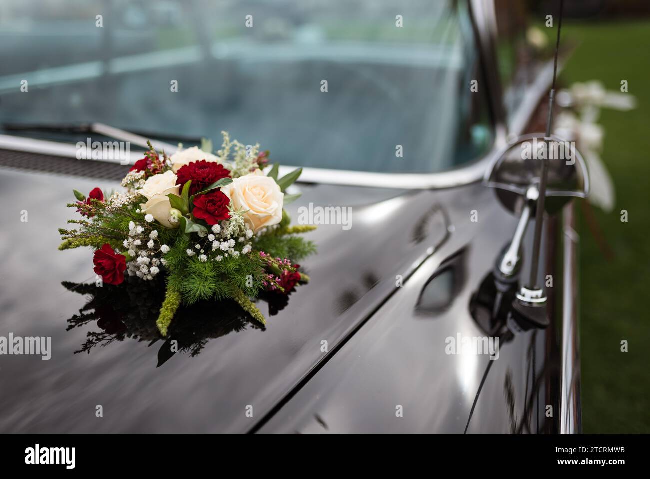 Ein Blumenstrauß auf einer stilvollen Limousine Stockfoto