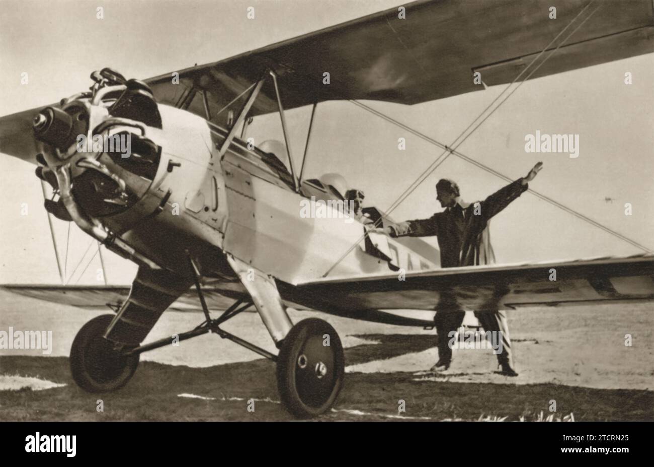 Die Szene fängt einen angespannten, aber bedeutsamen Anlass für einen deutschen Rekruten der Luftwaffe, die Deutsche Luftwaffe, ein, der sich auf seinen ersten Solo-Flug vorbereitet. Dieser entscheidende Moment in der Ausbildung eines Piloten ist der Höhepunkt einer rigorosen Vorbereitung und Ausbildung und stellt einen wichtigen Meilenstein in seiner militärischen Karriere dar. Der Rekrut, der wahrscheinlich mit einer Mischung aus Vorausschau und Fokus gefüllt ist, ist dabei, die Kontrolle über das Flugzeug unabhängig zu übernehmen, ein Schritt, der seinen Übergang vom Praktikanten zum Piloten markiert. Stockfoto