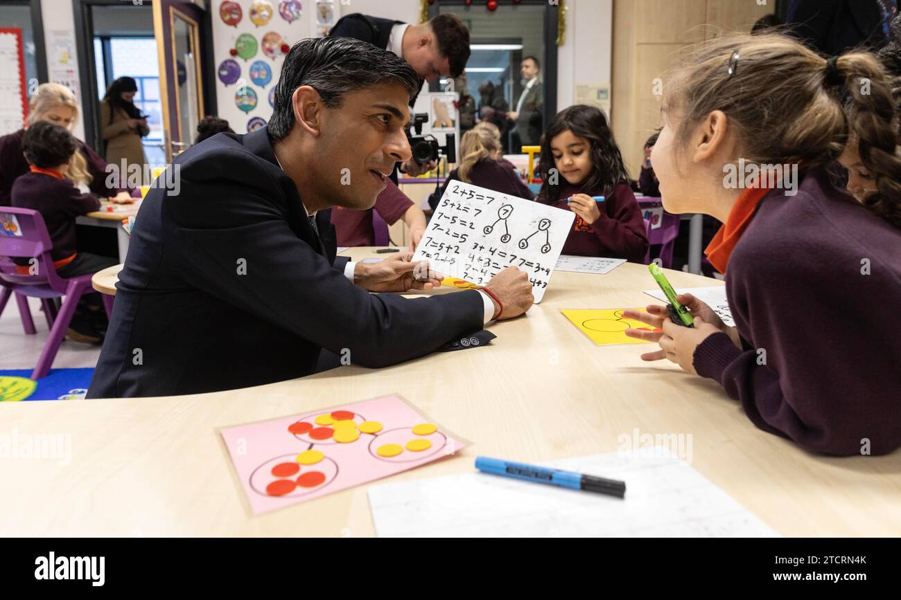 Premierminister Rishi Sunak spricht mit Schülern in einem Jahr Mathematikunterricht während eines Besuchs an der Wren Academy School in Finchley, Nord-London. Bilddatum: Donnerstag, 14. Dezember 2023. Stockfoto