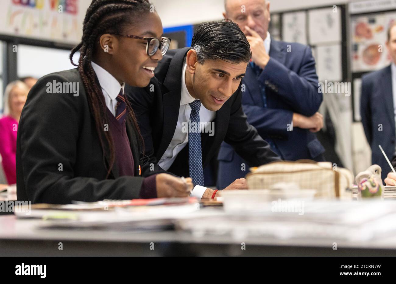 Premierminister Rishi Sunak spricht mit Schülern in einem Jahr 10 Kunstunterricht während eines Besuchs der Wren Academy School in Finchley, Nord-London. Bilddatum: Donnerstag, 14. Dezember 2023. Stockfoto