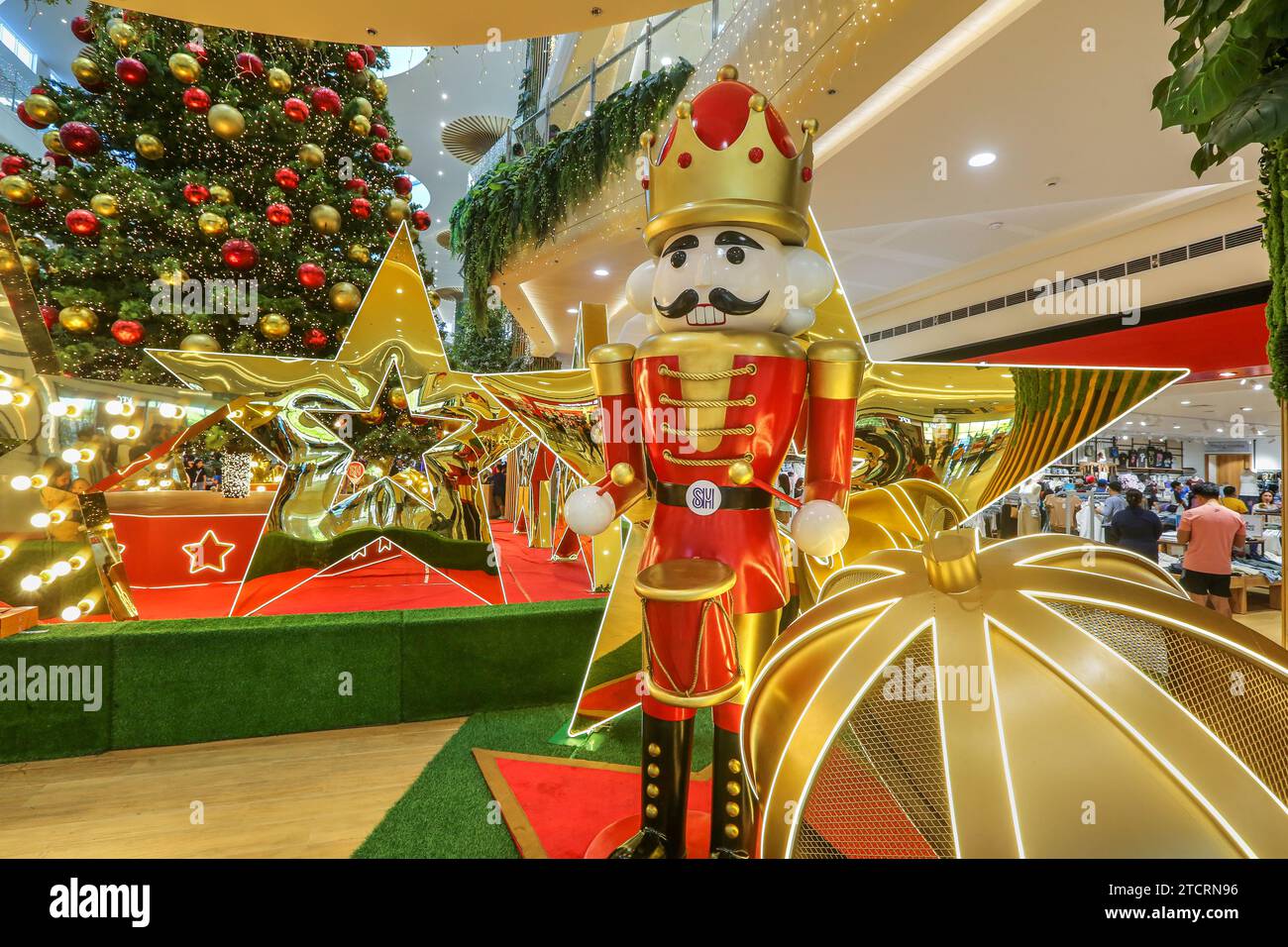 Riesige goldene reflektierende Sterne, Weihnachtsdekoration, philippinisches Einkaufszentrum, Weihnachtsambiente und Kugeln, Weihnachtsstimmung, Nussknacker-Puppe Stockfoto