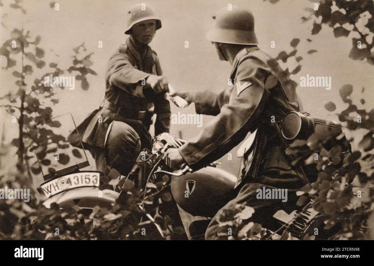 Die Entsendefahrer der Motorradtruppen, bekannt als Krad-Schützen, spielen im deutschen Militär eine entscheidende Rolle. Diese Fahrer sind dafür verantwortlich, Nachrichten und Berichte zwischen Einheiten zu übermitteln, um die Bedeutung einer schnellen und zuverlässigen Kommunikation in dynamischen Kampfumgebungen zu verdeutlichen. Stockfoto