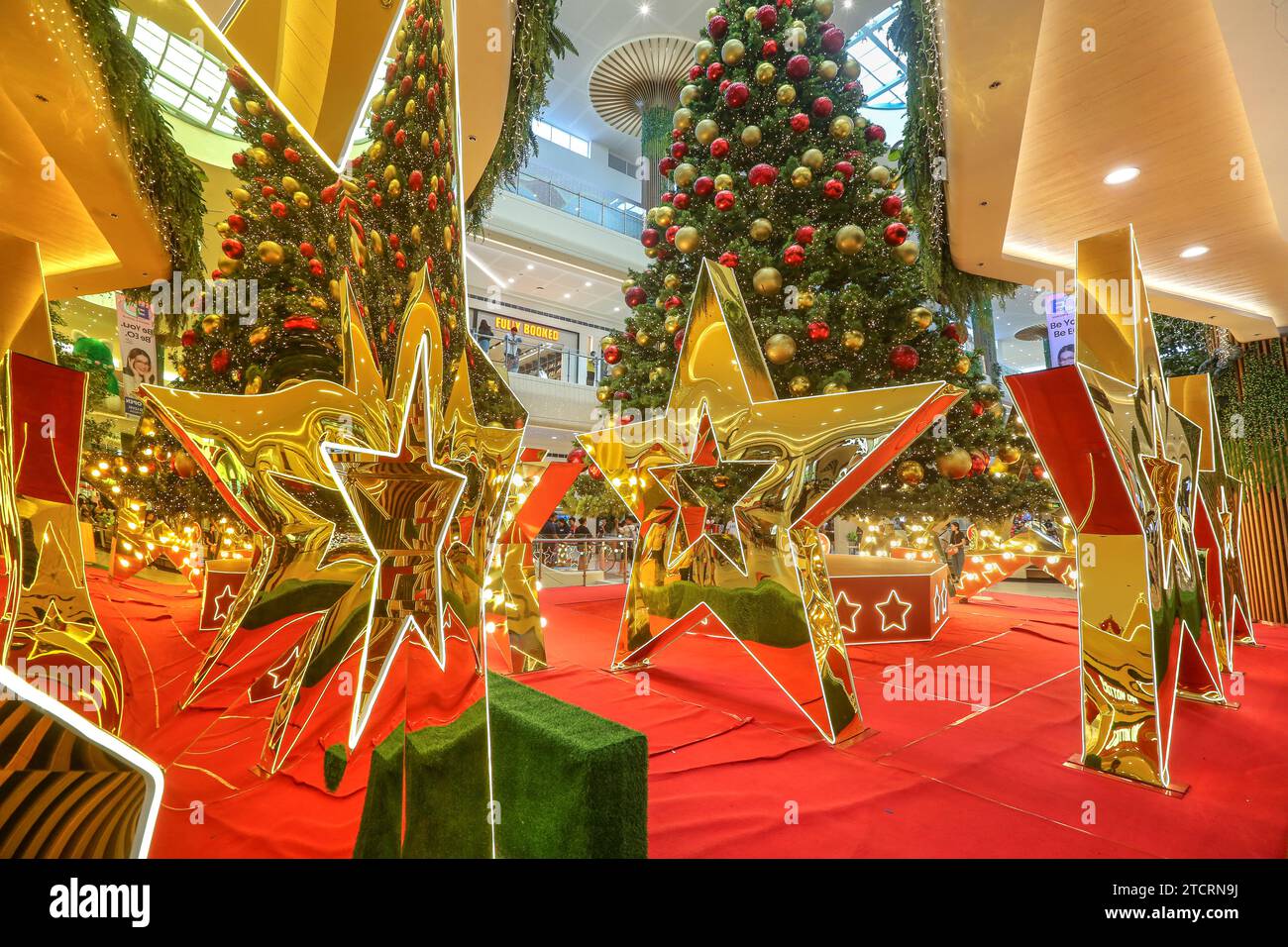 Riesige goldene reflektierende Sterne, Weihnachtsdekoration, philippinisches Einkaufszentrum, Weihnachtsambiente, Feiertagsatmosphäre, Sternspiegel, Baumkugeln Stockfoto