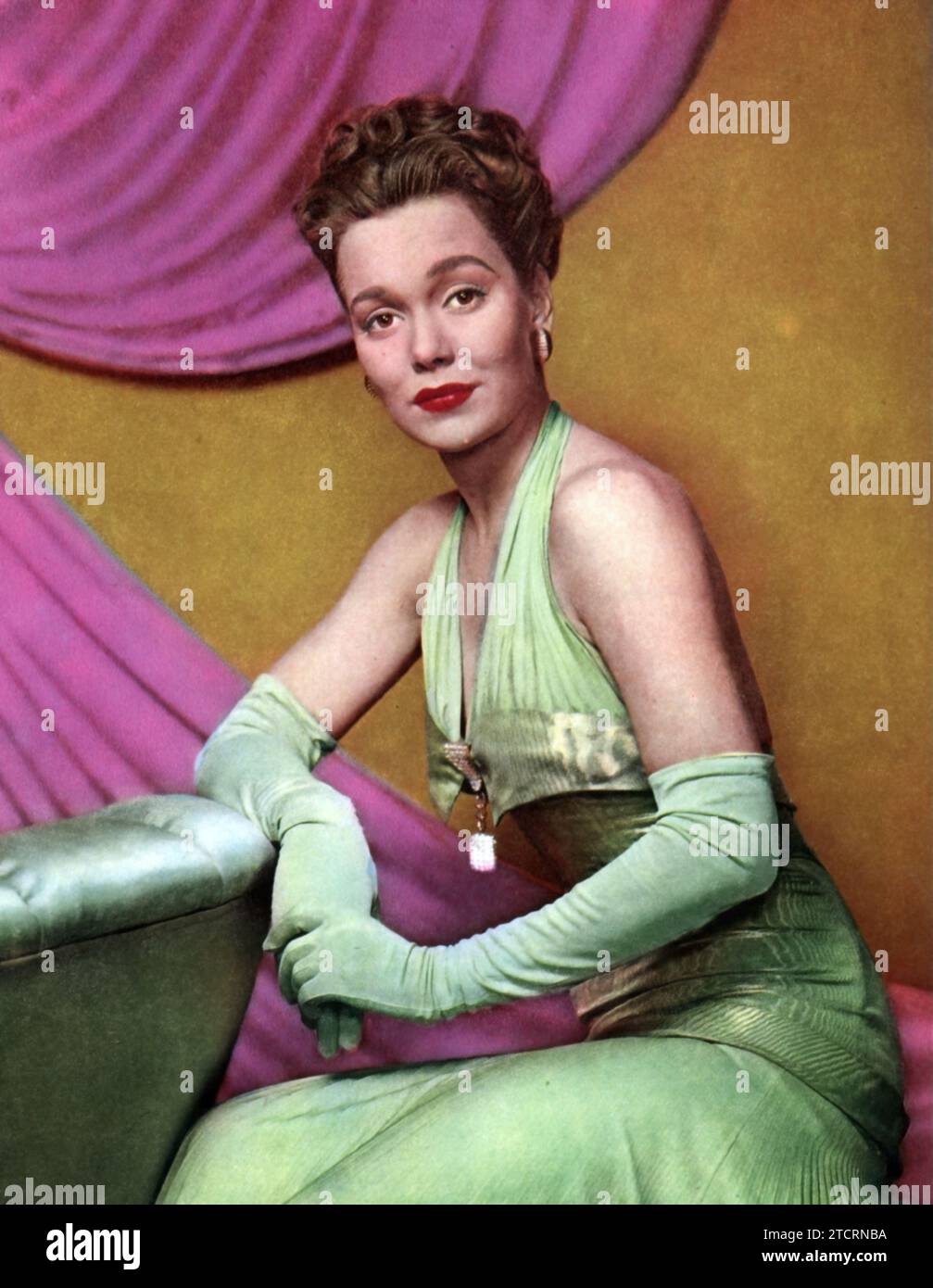 Jane Wyman (* 5. Januar 1917 – 10. September 2007) spielt die Hauptrolle in „Night and Day“ (1946). Dieser biografische Musikfilm beleuchtet das Leben des Komponisten Cole Porter. Wymans Karriere in Hollywood zeichnete sich durch ihre Anpassungsfähigkeit und ihr bemerkenswertes Talent aus, besonders in „Night and Day“. Als Preisträgerin des Academy Awards umfasst ihr Vermächtnis in der Filmindustrie eine Reihe unvergesslicher Auftritte. Stockfoto