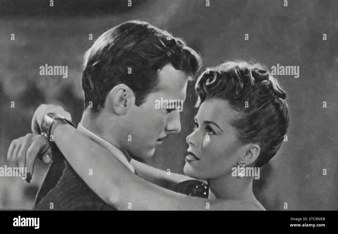 Zachary Scott und Janis Paige werden in einer intimen Umarmung in dem Film her Kind of man (1946) festgehalten. Das Drama entfaltet sich, wenn die Spannung vor dem Hintergrund eines Nachtclubs steigt, in dem Liebe, Eifersucht und Ehrgeiz ineinander greifen. Scott und Paige sind nicht zu leugnen, was ihre Beziehung auf dem Bildschirm fesselnd und einprägsam macht. Stockfoto