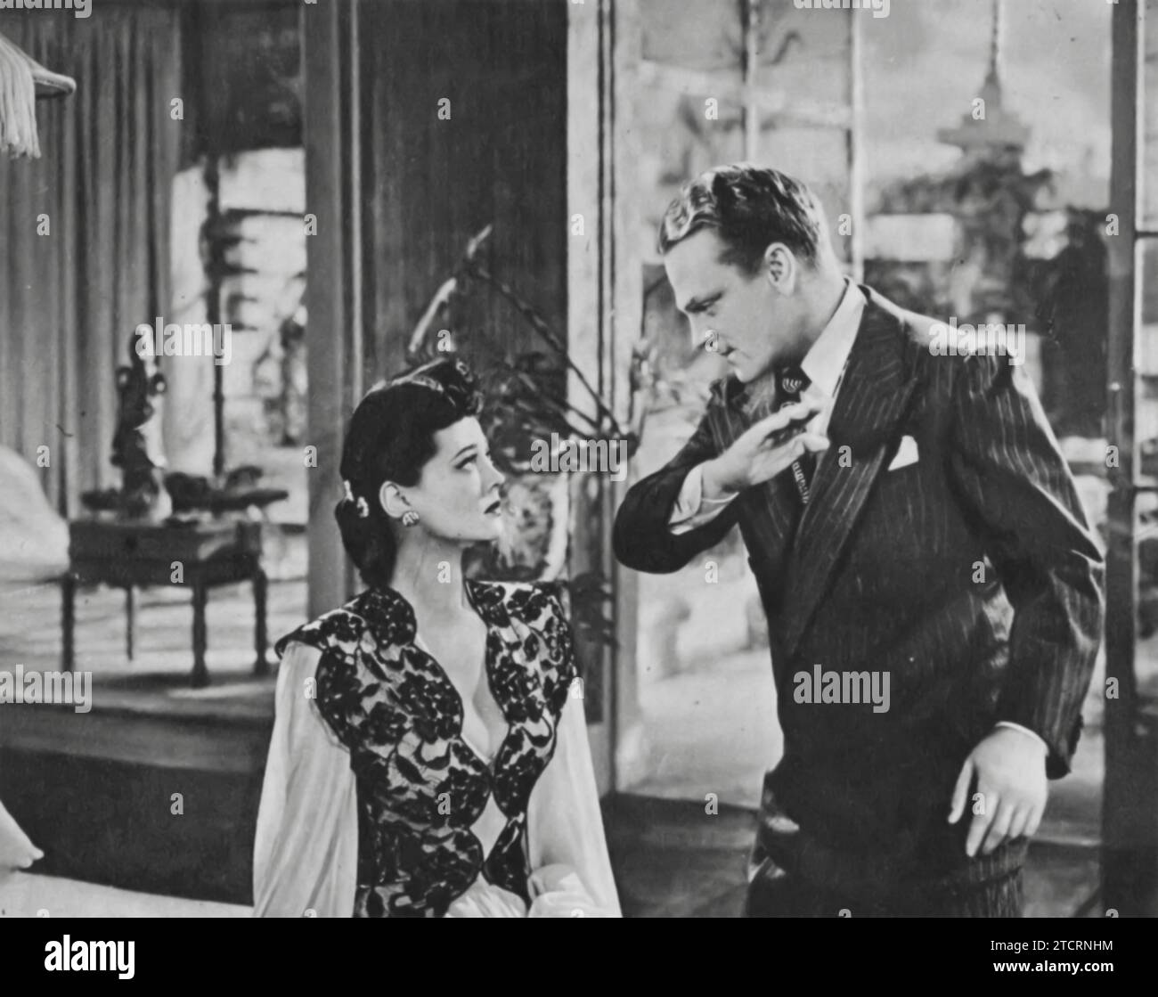Sylvia Sidney und James Cagney führten 1945 in Blood on the Sun an. Der Film spielt in Tokio und folgt dem Journalisten Nick Condon, gespielt von Cagney, der ein gefährliches politisches Geheimnis entdeckt, wobei Sidney Iris Hilliard darstellt, eine wichtige Verbündete auf seiner Suche nach Wahrheit. Stockfoto