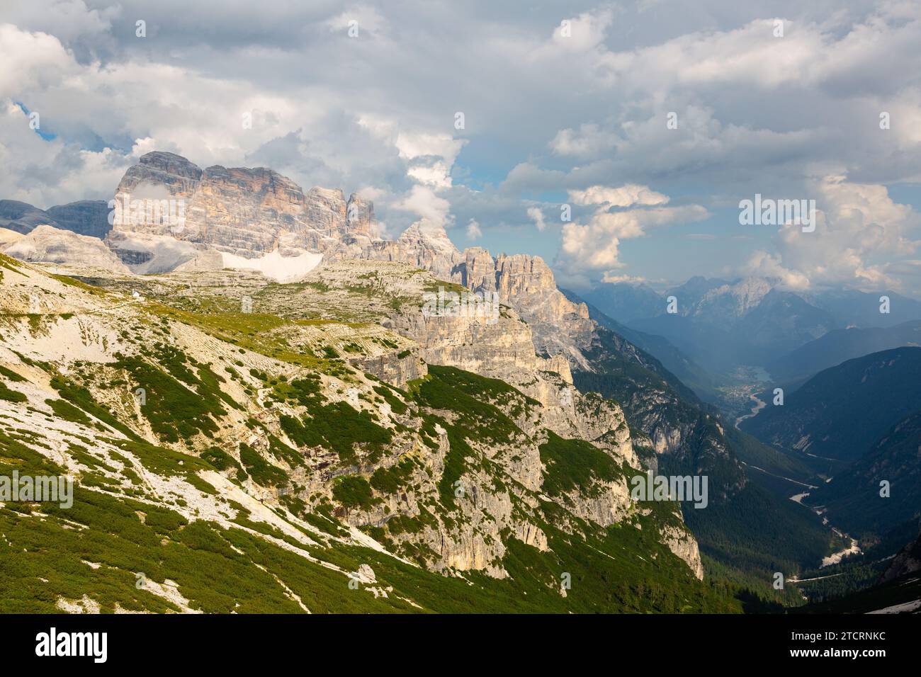 Unberührte Orte in der Nähe von Gipfeln in den Dolomiten. Heller, sonniger Tag in hohen Bergen. Stockfoto
