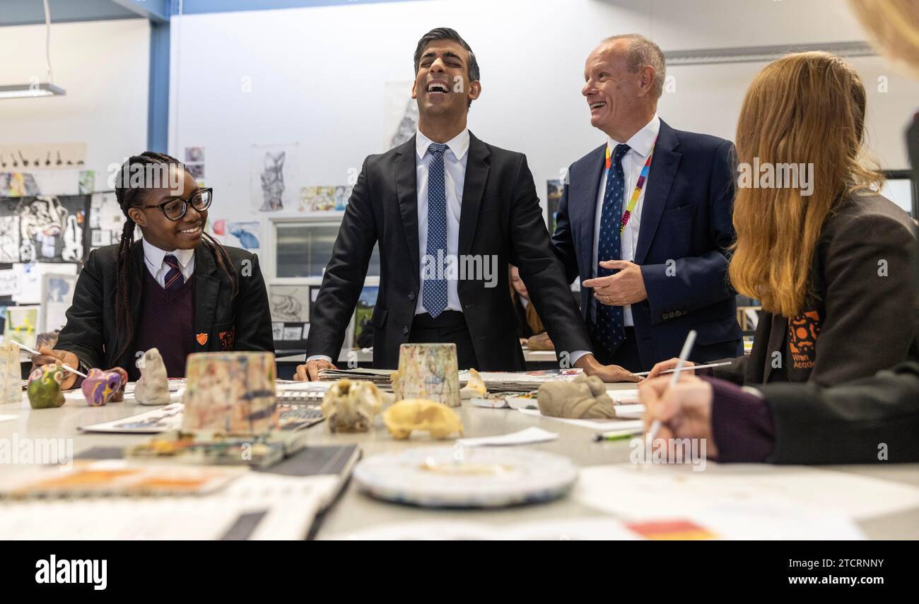 Premierminister Rishi Sunak lacht zusammen mit Mike Freer Abgeordneter während eines Besuchs der Wren Academy School in Finchley, Nord-London. Bilddatum: Donnerstag, 14. Dezember 2023. Stockfoto