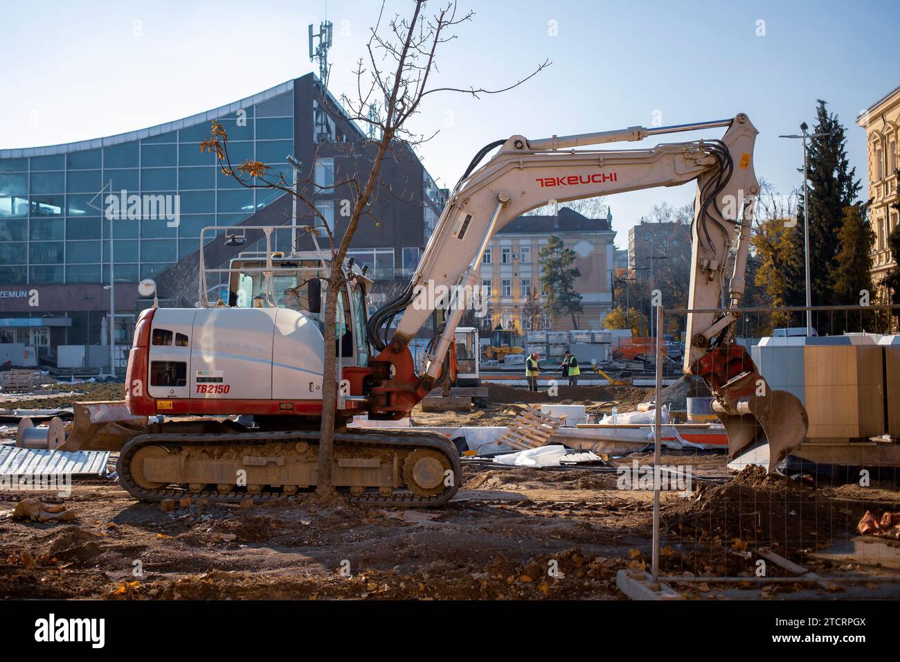Belgrad, Serbien, 4. Dezember 2023: Umbau des Parkplatzes vor dem Sportzentrum Pinki in Zemun Stockfoto