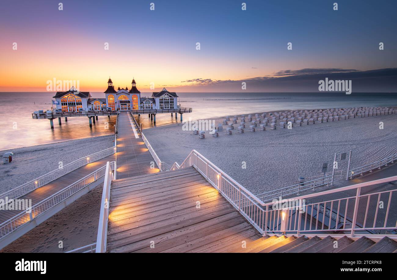 Berühmte Sellin Seebruecke (Sellin Pier) im schönen goldenen Morgenlicht bei Sonnenaufgang im Sommer, Ostseebad Sellin Touristenort, Ostseeregion Stockfoto