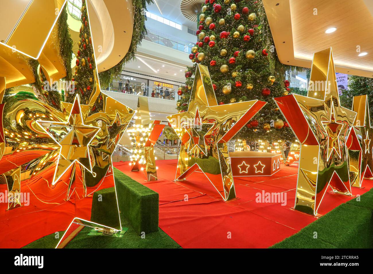 Riesige goldene reflektierende Sterne, Weihnachtsdekoration, philippinisches Einkaufszentrum, Weihnachtsambiente, Feiertagsatmosphäre, Sternspiegel, Baumkugeln Stockfoto
