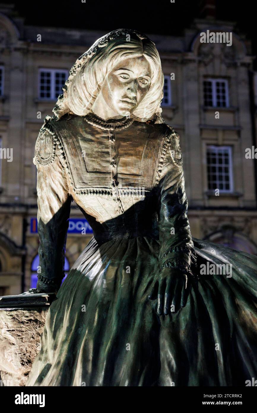 Die George Eliot (Mary Ann Evans) Statue, die nachts abgebildet ist. Die Statue befindet sich im Zentrum des Stadtzentrums von Nuneaton und stammt vom örtlichen Bildhauer John Letts. Stockfoto