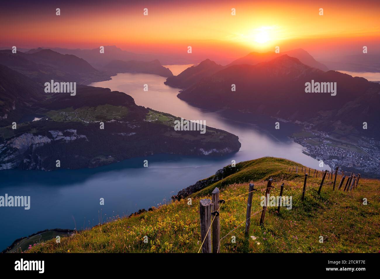 Panoramablick auf die Schweizer Alpen, aufgenommen auf dem Fronalpstock, in der Nähe von Stoos, Schwyz. Stockfoto