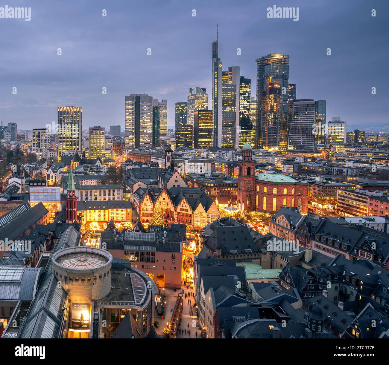 Frankfurts Altstadtblick mit moderner Architektur im Hintergrund und Romerberg im Vordergrund. Aus dem Frankfurter Domturm. Stockfoto