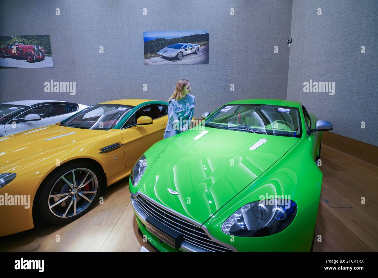 London Großbritannien. 14. Dezember 2023. 2010 ein Aston Martin V8 Vantage Coupé Schätzung: £35.000 £50.0000. Eine Reihe von Sammlerautos aus allen Epochen, von viktorianischen Autos bis zu Supersportwagen des 21. Jahrhunderts, in Bonhams in den letzten 10 Jahren. Der Bonhams Important Collectors' Motor Cars Sale findet am 15. Dezember statt. Quelle: amer Gazzal/Alamy Live News. Stockfoto