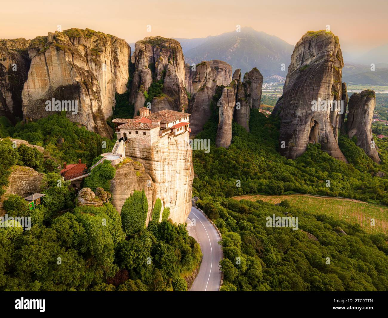 Fesselnder Sonnenaufgang von Meteora: Erkunden Sie UNESCO-Wahrzeichen. Hochwertiges Foto des berühmten Flying Monastery in Griechenland Stockfoto