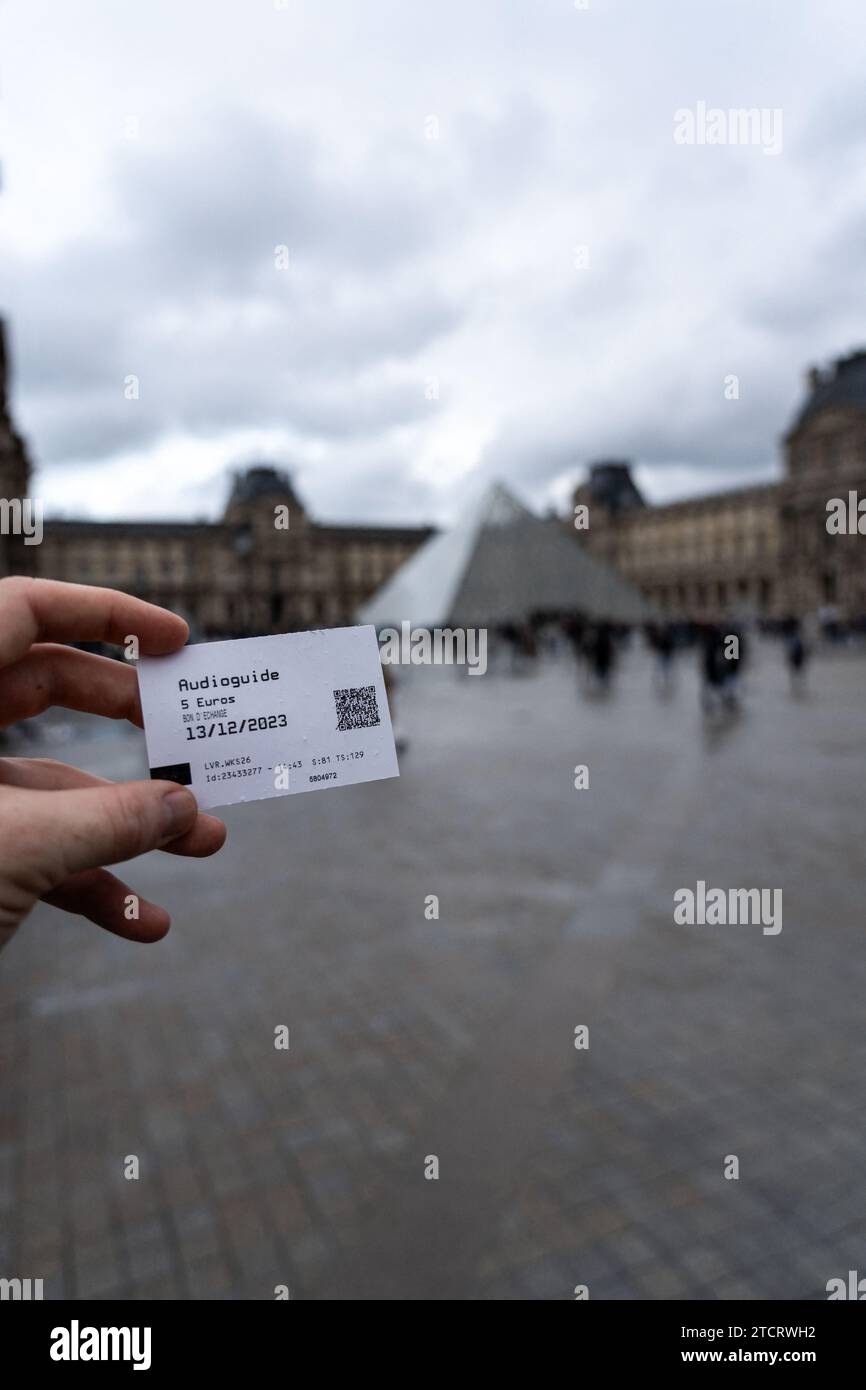 Illustration eines Louvre-Tickets in Paris, Frankreich am 12. Dezember 2023. Der Besuch des Louvre wird bald teurer denn je sein, da das größte Museum der Welt die steigenden Kosten decken will, ohne die Menschenmassen zu bedecken. Die Ticketpreise werden im nächsten Monat von 17 € auf 22 € steigen, was einem Anstieg um fast 30 Prozent entspricht. Die Wanderung, die ab dem 15. Januar in Kraft tritt, ist das erste Mal, dass das Museum seine Preise seit 2017 erhöht hat. Es kommt etwa sechs Monate vor den Olympischen Spielen 2024 in Paris, die die französische Hauptstadt voraussichtlich mit Touristen aus aller Welt überfluten werden. Foto: Alexis Jumeau/ABACAPRESS.CO Stockfoto