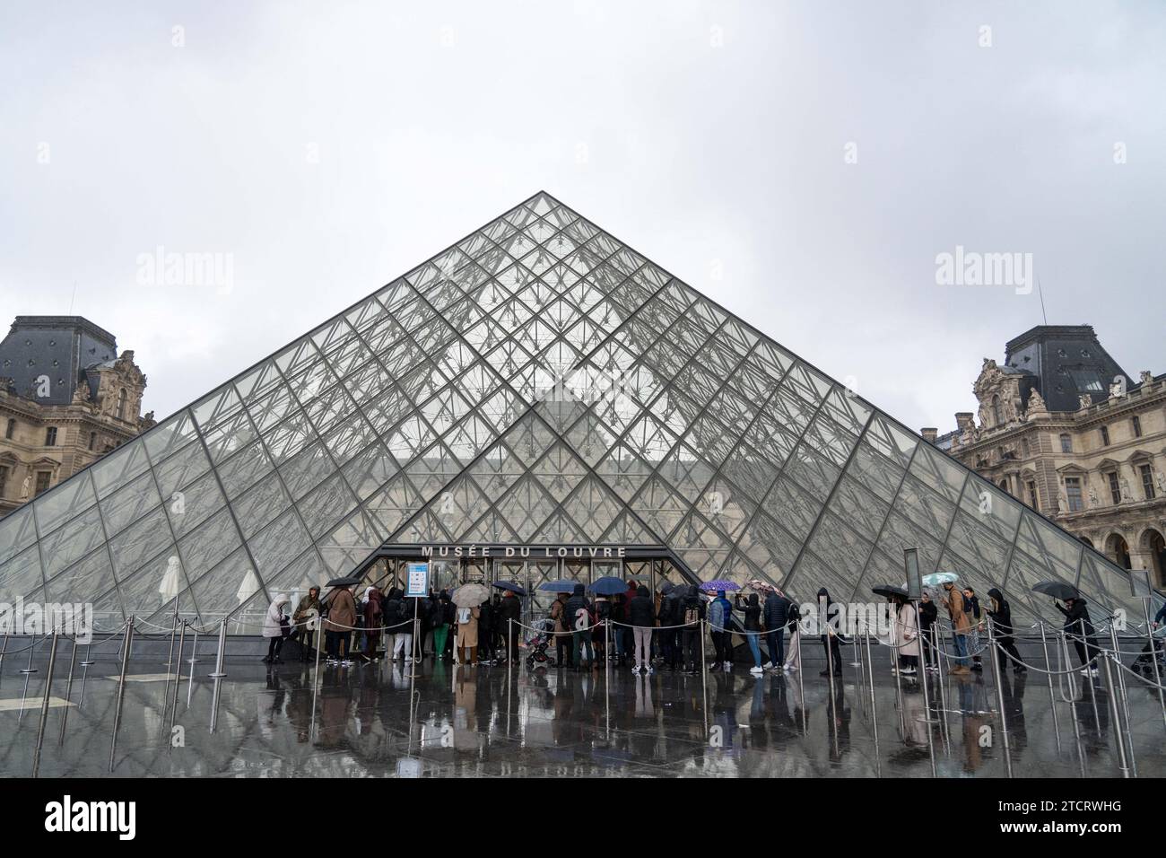 Besucher, die sich am 12. Dezember 2023 in Paris, Frankreich, um den Louvre zu betreten. Der Besuch des Louvre wird bald teurer denn je sein, da das größte Museum der Welt die steigenden Kosten decken will, ohne die Menschenmassen zu bedecken. Die Ticketpreise werden im nächsten Monat von 17 € auf 22 € steigen, was einem Anstieg um fast 30 Prozent entspricht. Die Wanderung, die ab dem 15. Januar in Kraft tritt, ist das erste Mal, dass das Museum seine Preise seit 2017 erhöht hat. Es kommt etwa sechs Monate vor den Olympischen Spielen 2024 in Paris, die die französische Hauptstadt voraussichtlich mit Touristen aus aller Welt überfluten werden. Foto: Alexis Jumeau/A Stockfoto