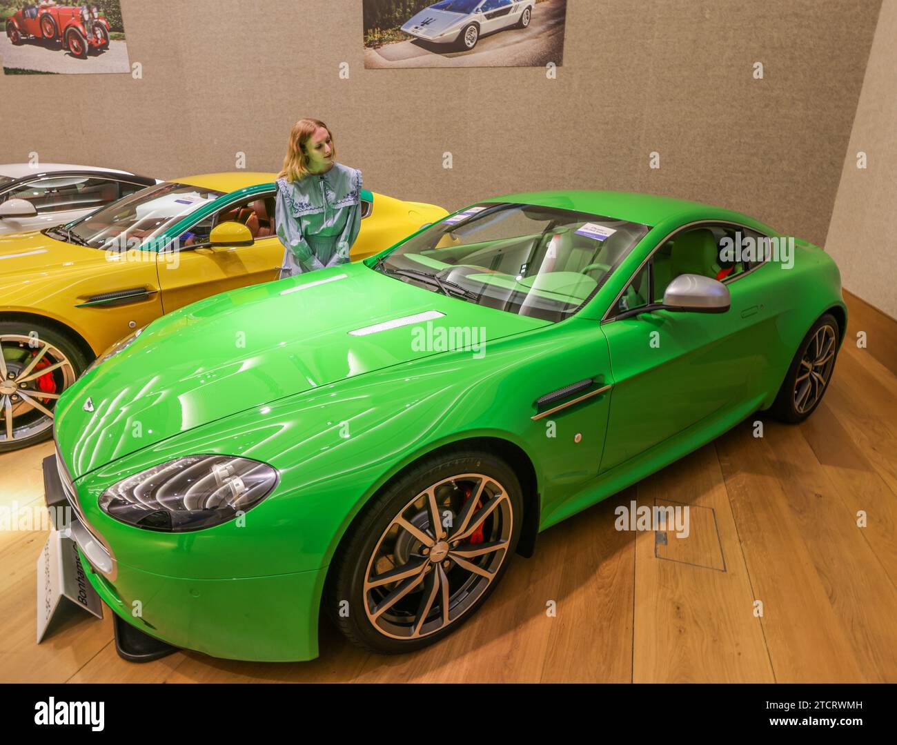 Bonhams Cars, London 14 Dez 2023 V 8 Vantage Aston Martin bekannt als Kermit, aufgrund seiner hellgrünen Farbe Est £35.000-50.000 Sale Bonhams Bond Street Freitag 15 Dezember.Paul Quezada-Neiman/Alamy Live News Credit: Paul Quezada-Neiman/Alamy Live News Stockfoto