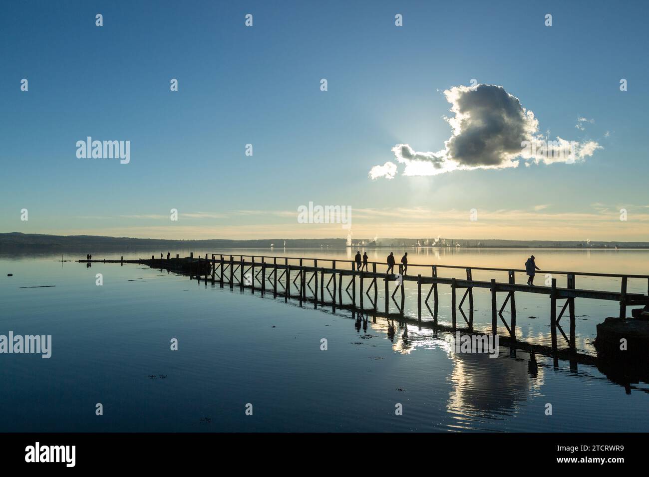 Der Culross Old Pier bei Flut an einem ruhigen Wintertag Stockfoto