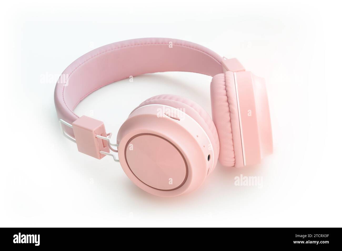 Kabellose moderne rosa Bluetooth-Kopfhörer auf weißem Hintergrund Stockfoto