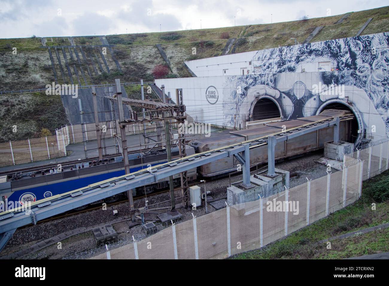 ©PHOTOPQR/VOIX DU NORD/Johan BEN AZZOUZ ; 14/12/2023 ; Coquelles, le 14. dezember 2023. Eurotunnel (Getlink), le Tunnel sous la Manche, fête ses 30 ans. FOTO JOHAN BEN AZZOUZ LA VOIX DU NORD der Kanaltunnel feiert sein 30-jähriges Bestehen Stockfoto