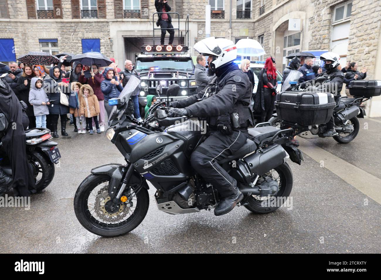 © PHOTOPQR/LE PARISIEN/Olivier Lejeune ; PARIS ; 13/12/2023 ; « quand la BRAV M joue les pères Noel » (la sulfureuse brav m de la PP) avec d'autres flics et les flics d'autres Services dont la BRI, ils vont faire une opération à l'hopital Necker vers les enfants malades, Distribution de cadeau. La BRAV escortera en moto le camion de la BRI dans lequel sera caché le père noel Paris, Frankreich, 13. dezember 2023. „When the BRAV M spielt Santa Claus“ (der schwefelhaltige Brav m des Pariser Polizeipräsidiums, der die Demonstranten auf kontroverse und kontroverse Weise verjagt) mit Othe Stockfoto