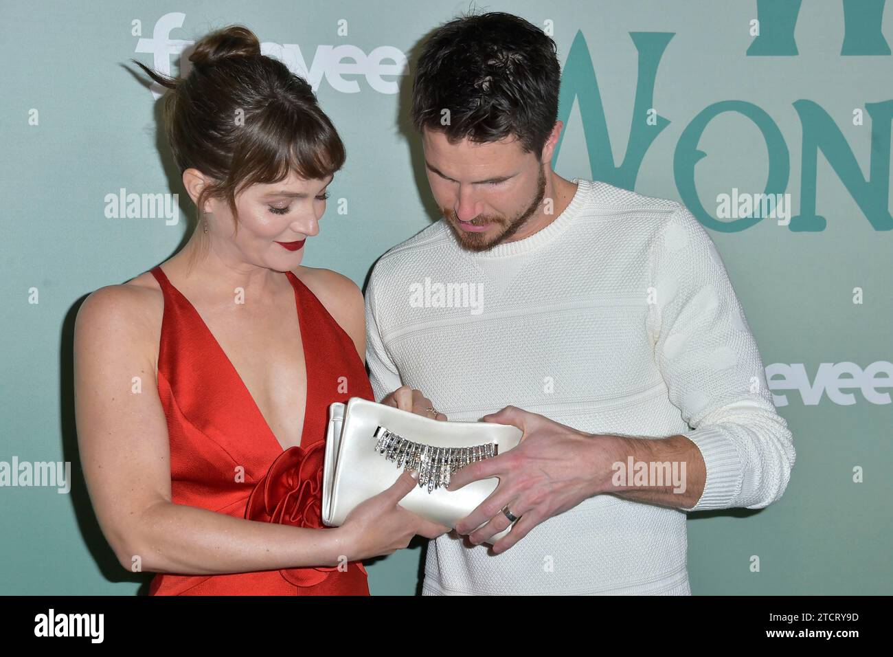 Leighton Meester und Robbie Amell bei der Amazon Freevee und Prime Video Winter Wonderland Holiday Party in den Amazon MGM Studios. Culver City, 13.12.2023 Stockfoto
