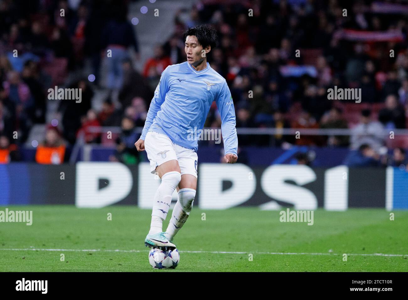 Daichi Kamada aus Latium wurde beim Spiel der UEFA Champions League 2023/24 zwischen Atletico de Madrid und Lazio im Civitas Metropolitano Stadium gezeigt. Endergebnis: Atletico de Madrid 2 : 0 Latium Stockfoto