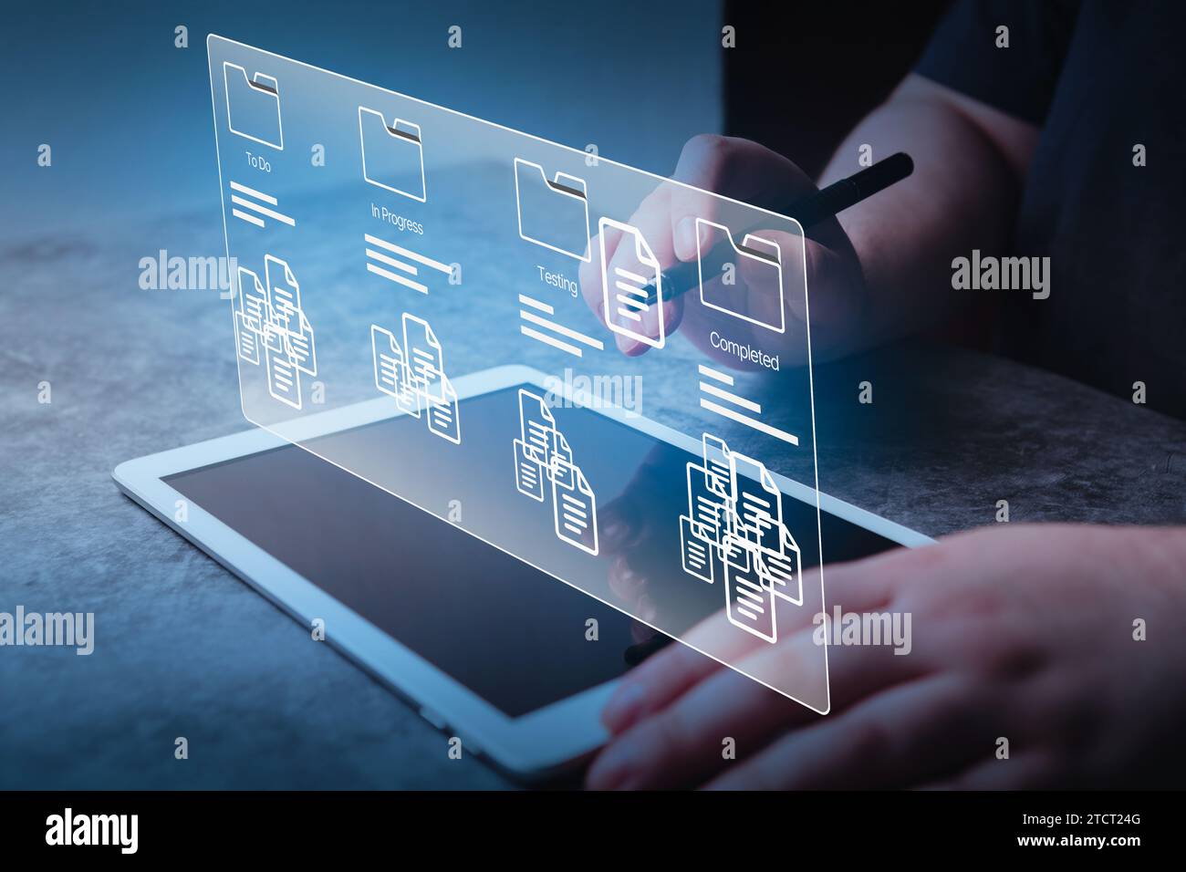 Frauen verwenden Software für Projektmanagement auf einem digitalen Tablet mit VR-Schnittstelle. Geschäftsentwickler. Futuristisches Konzeptwerkzeug für schnelle Änderungen Stockfoto