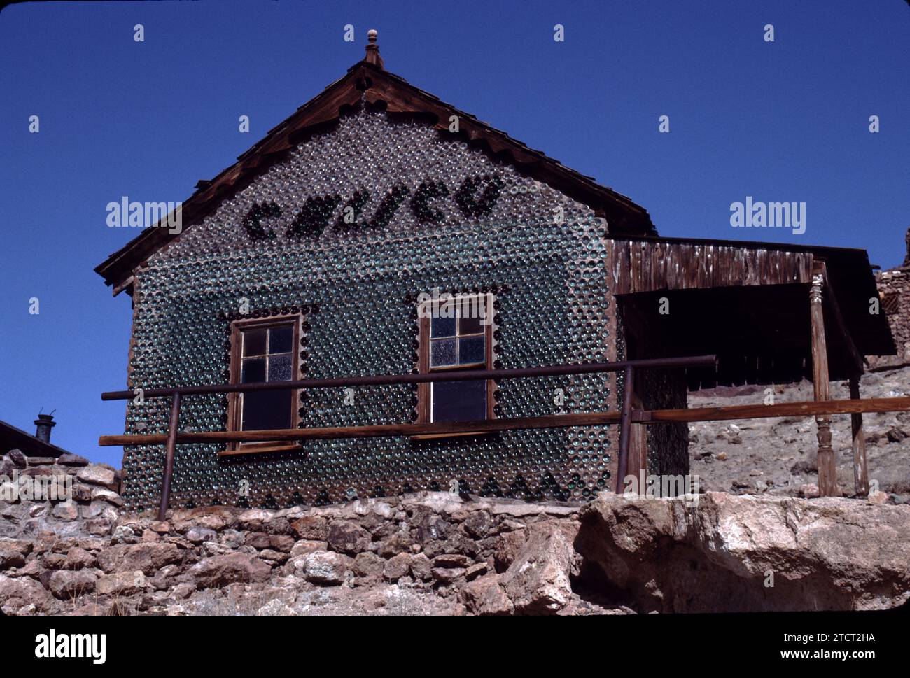 Calico, CA., USA 4/1984. Calico ist eine Geisterstadt und ehemalige Bergbaustadt im San Bernardino County, Kalifornien, USA. Gegründet 1881 als Silberbergbaustadt. Es liegt an der Interstate 15, 4,8 km von Barstow und 5 Meilen von Yermo entfernt. Walter Knott kaufte Calico in den 1950er Jahren und baute bis auf die fünf verbleibenden Originalgebäude alle Gebäude wieder auf, um sie in den 1880er Jahren zu sehen California Historical Landmark #782 und 2005 von Gouverneur Arnold Schwarzenegger zur Silver Rush Ghost Town in Kalifornien erklärt. Stockfoto