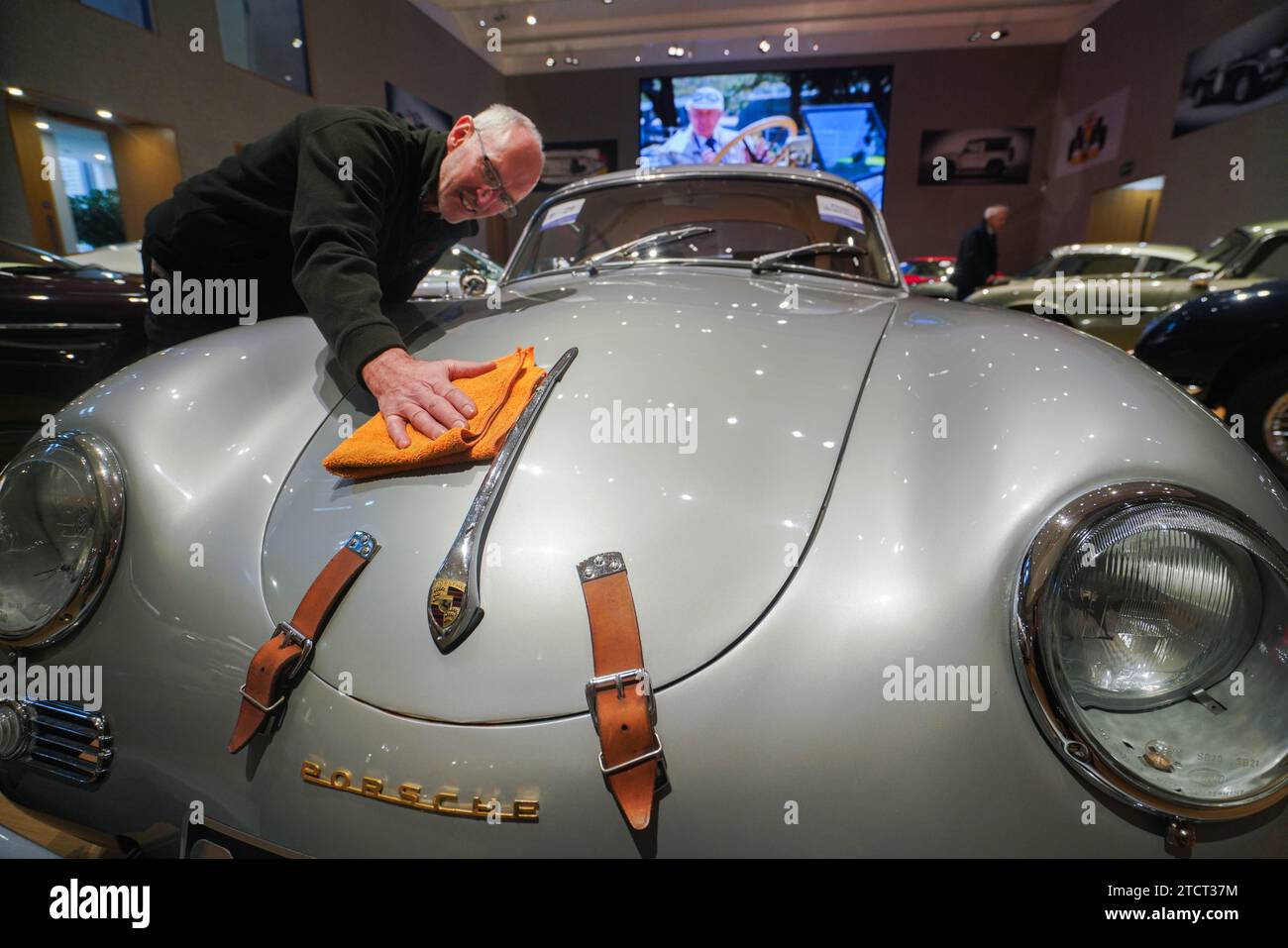 London Großbritannien. 14. Dezember 2023. Ein Bonhams-Techniker poliert ein 1957 Porsche 356A Carrera 1500GS Coupé . Schätzung: £450.000 - £500.000. Eine Reihe von Sammlerautos aus allen Epochen, von viktorianischen Autos bis zu Supersportwagen des 21. Jahrhunderts, in Bonhams in den letzten 10 Jahren. Der Bonhams Important Collectors' Motor Cars Sale findet am 15. Dezember statt. Quelle: amer Gazzal/Alamy Live News. Stockfoto